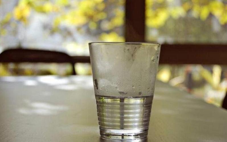 玻璃杯能装开水吗
